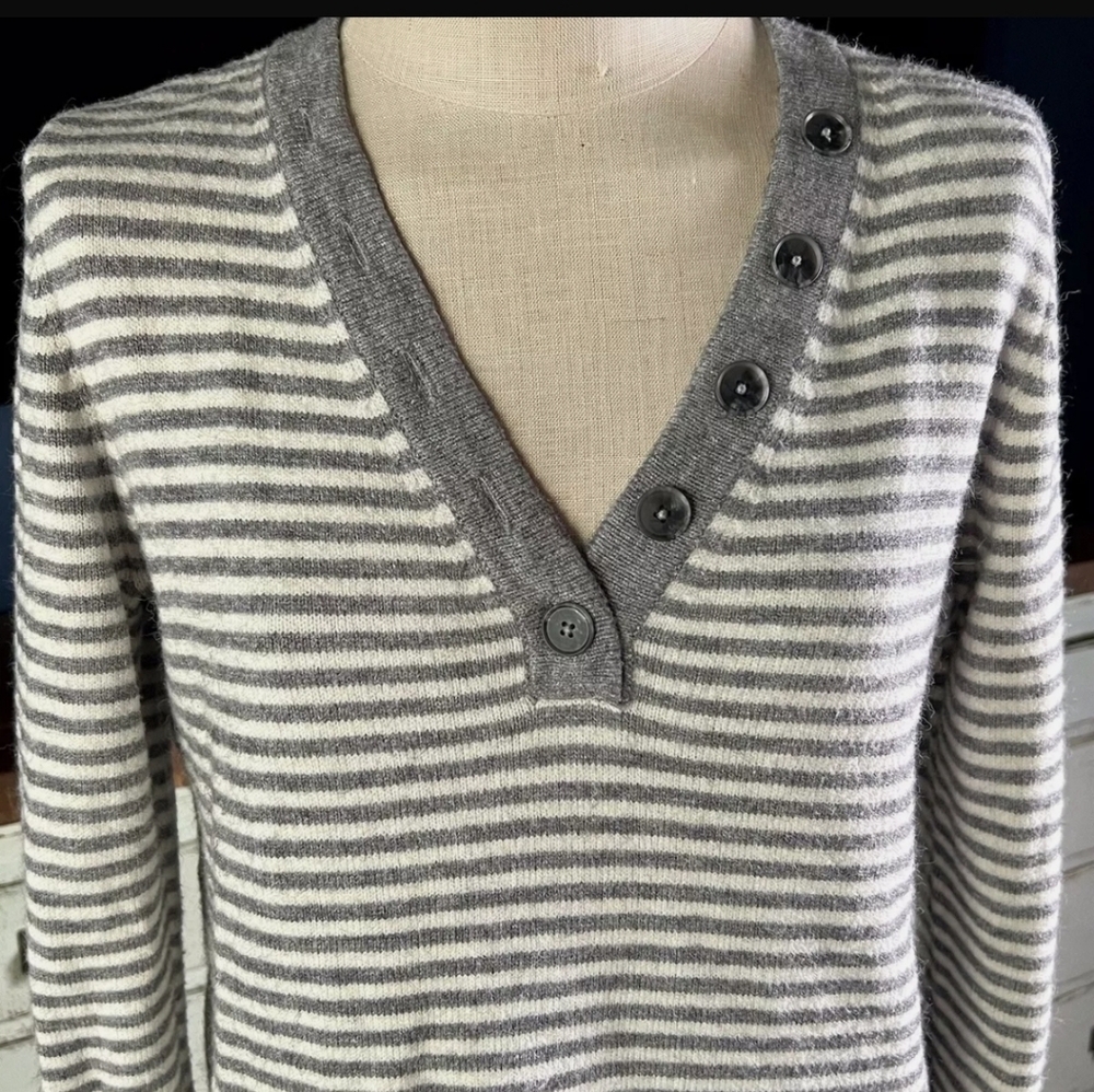 NWOT New $98 Anthropologie Serena Grey Striped V-Neck Pullover Sweater  size M